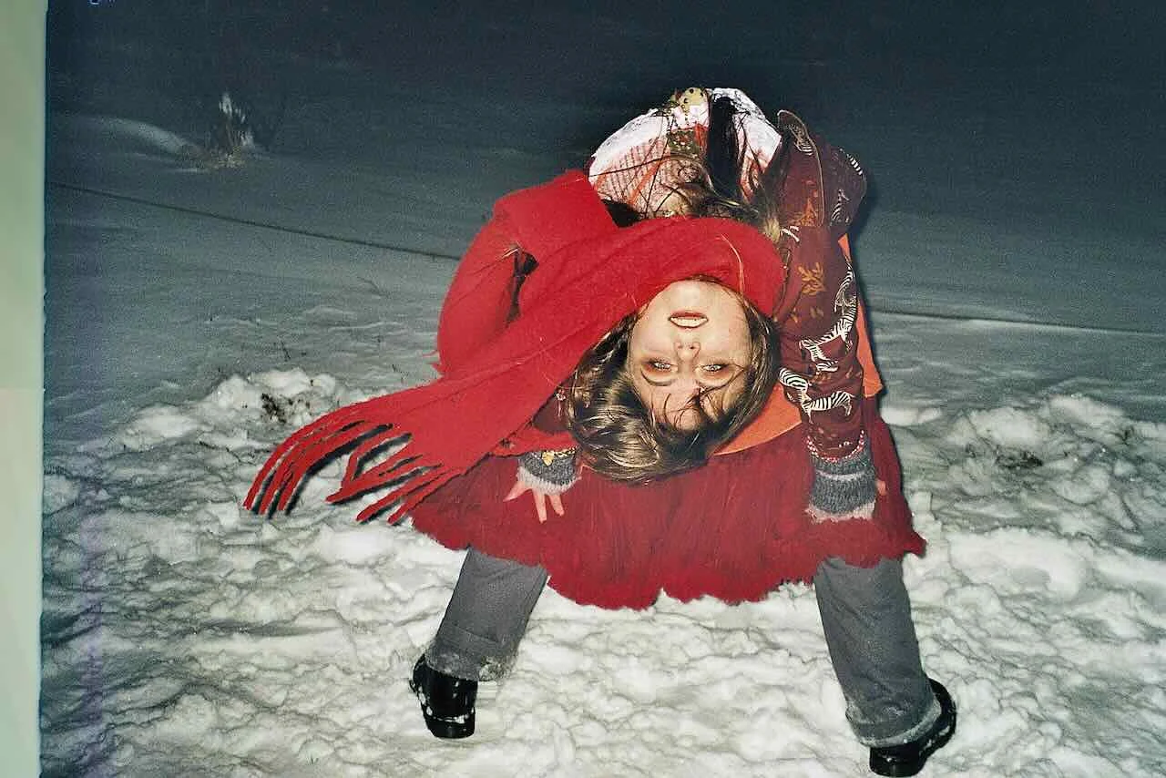 Fotoserie rot – Figur im Schnee, Aufnahme eins