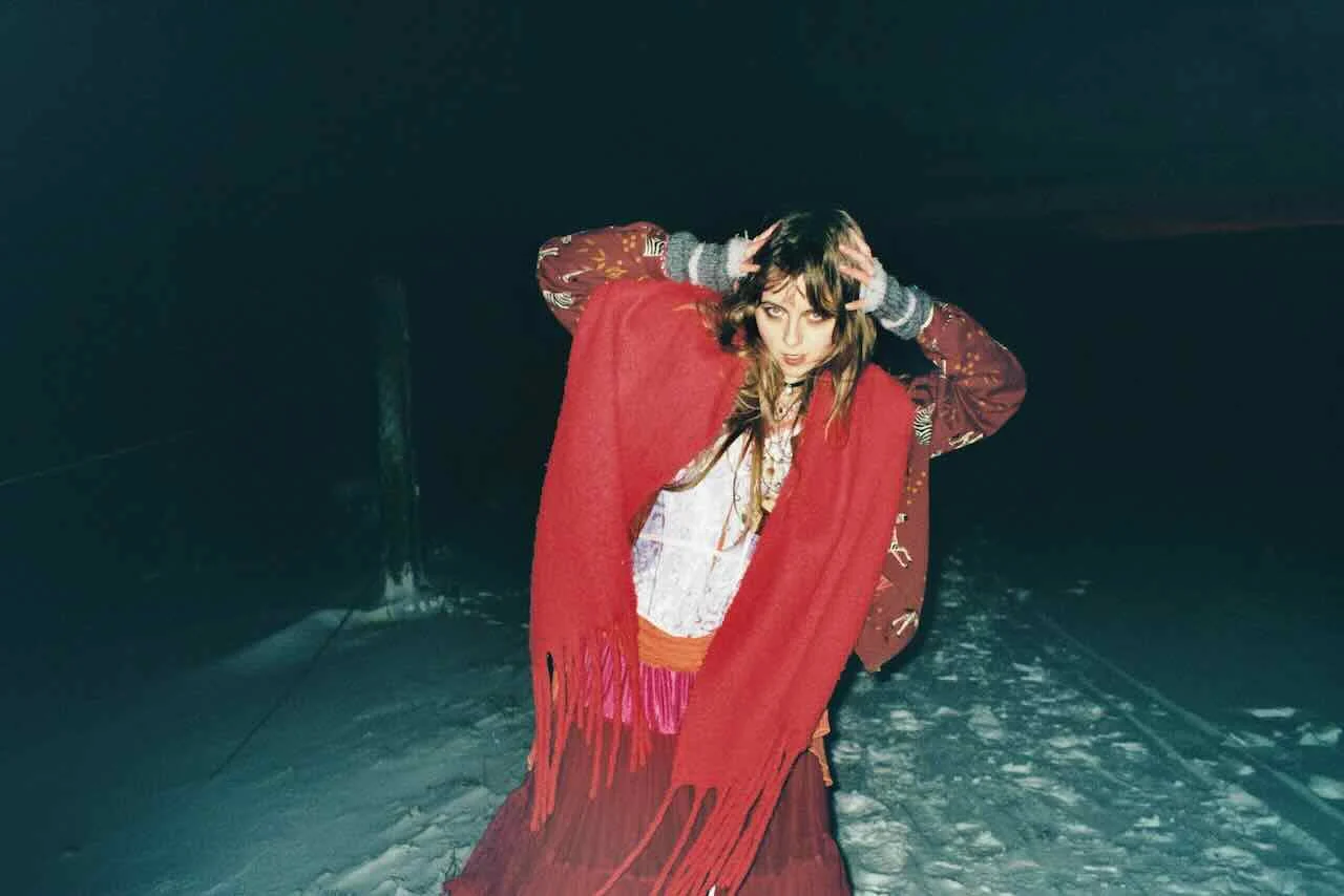 Fotoserie rot – Porträt im Schnee